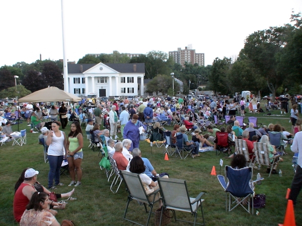 Crowd on Framingham Village Green for OFF THE HOOK concert, August 5, 2011